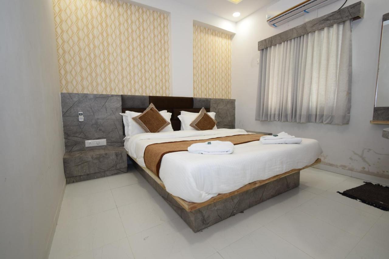 Hotel A1 Vastrapur Ahmedabad Exterior photo